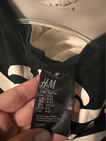 4 Yaş Beden siyah Renk H&M karanlıkta parlayan iskelet kostüm