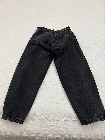 36 Beden Zara marka orj 36 beden mom jeans, yüksek bel. Birkaç kez temiz