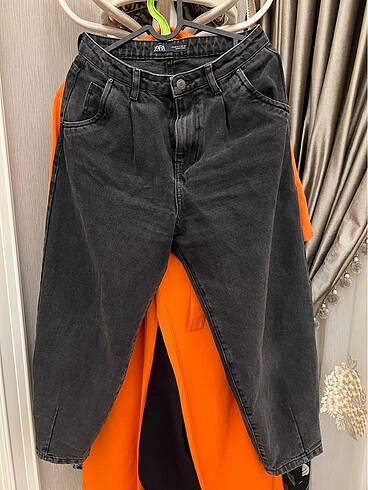 Zara marka orj 36 beden mom jeans, yüksek bel. Birkaç kez temiz