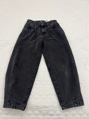 36 Beden gri Renk Zara marka orj 36 beden mom jeans, yüksek bel. Birkaç kez temiz