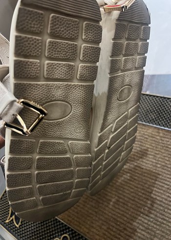Vakko Vakko orj 38-39 no bej sandalet, 39 yazıyor ama