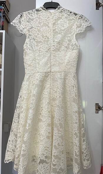 Forever New Kırık beyaz abiye elbise