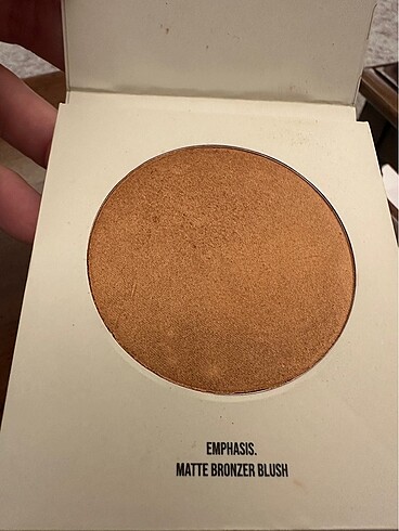 Ema beauty bronzer