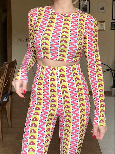 Rengarenk desenli crop pantolon takım