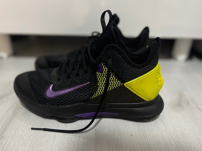 Nike LeBron Witness IV