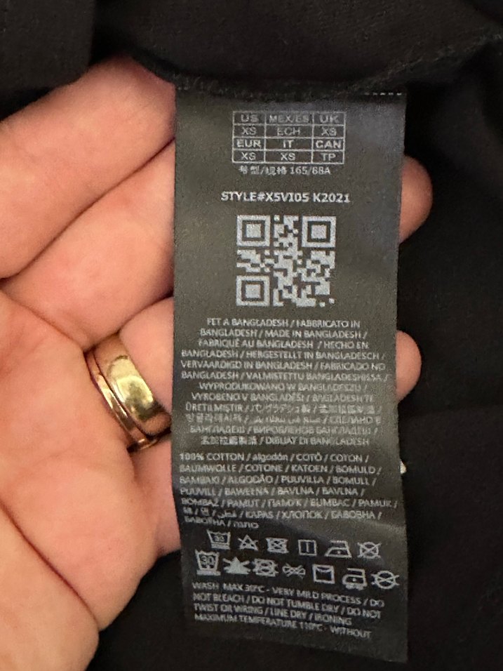 Guess Siyah V Yaka Kısa Kollu Kadın Tişört - Görsel 3