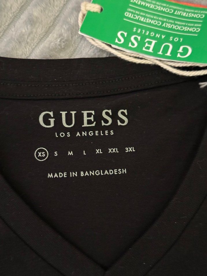 Guess Siyah V Yaka Kısa Kollu Kadın Tişört - Görsel 2