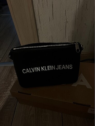 Calvin Klein askılı çanta