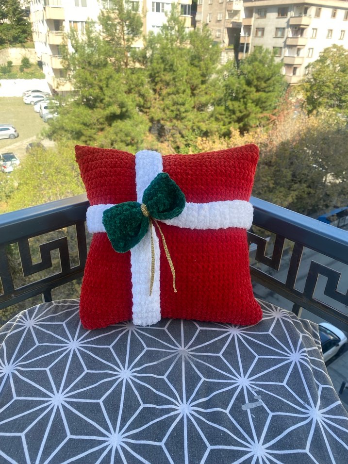 Fiyonklu Kırmızı Hediyelik Yastık - Görsel 3