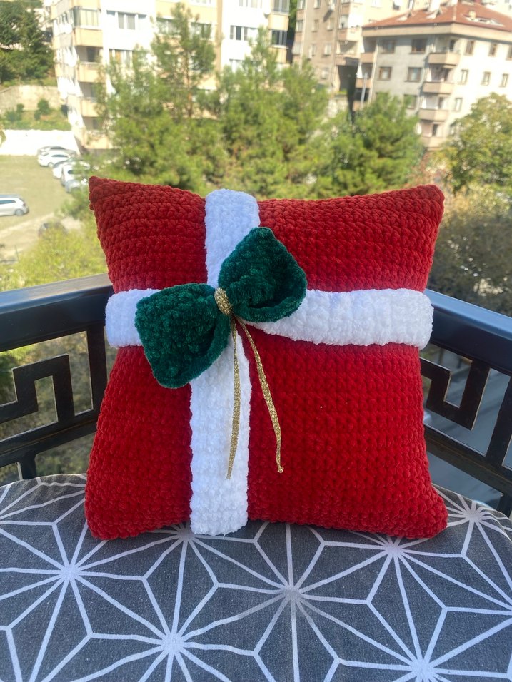 Fiyonklu Kırmızı Hediyelik Yastık - Görsel 2