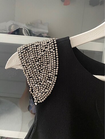 Siyah taşlı elbise - Görsel 2