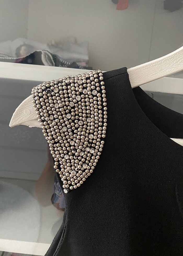 Siyah taşlı elbise - Görsel 2