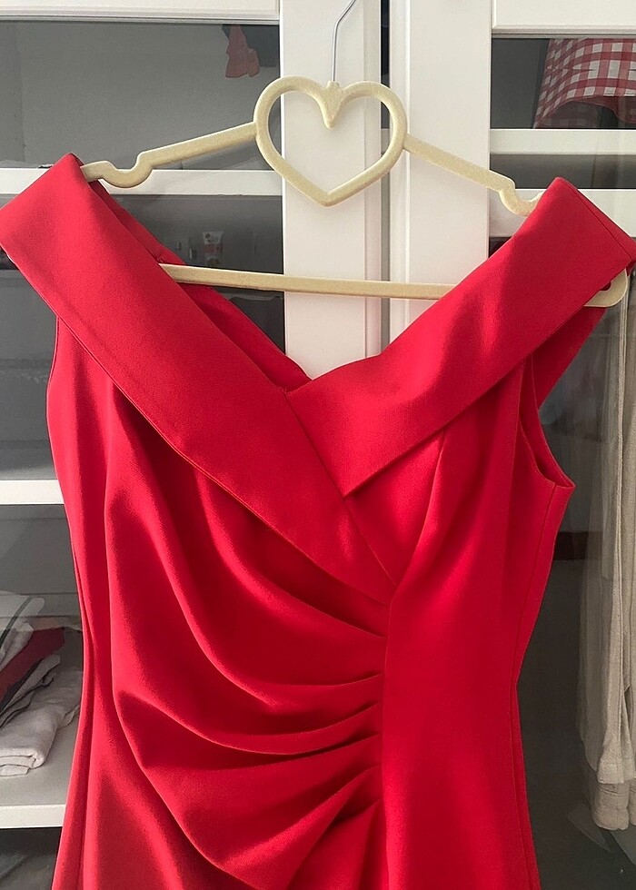 Kırmızı elbise - Görsel 3