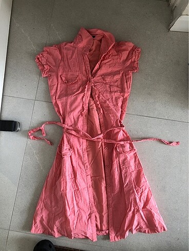 Pembe düğmeli elbise