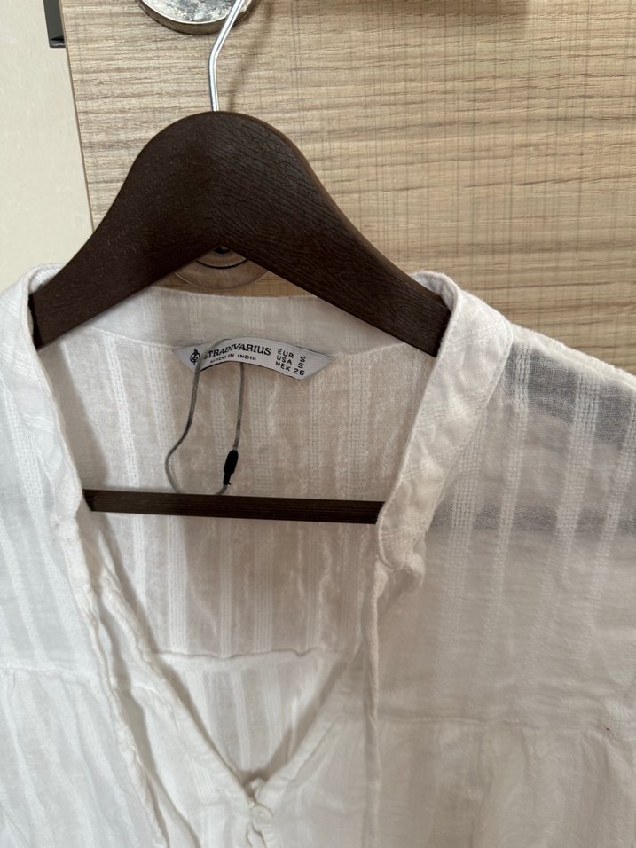 Stradivarius Beyaz Keten V Yaka Düğmeli Kadın Gömlek - Görsel 3