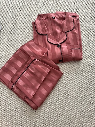 Çizgili saten pijama takımı