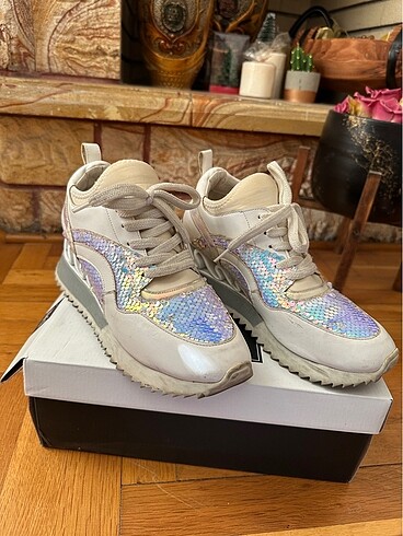 Havalı topuk sneakers