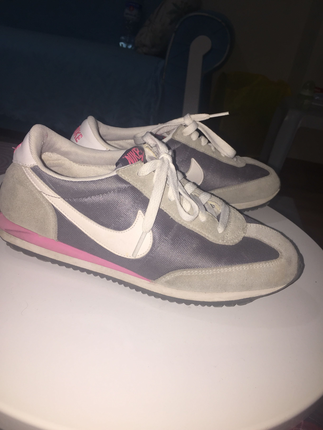 Orjinal Nike 38 yaziyor fakat 37 kaliplidir