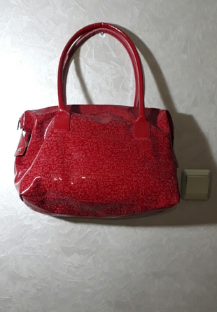 kırmızı kol çantası 