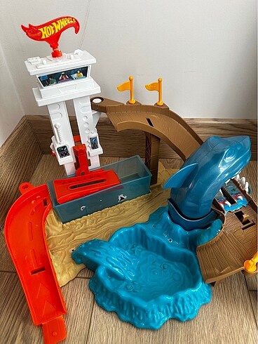 Beden Hot wheels köpek balığo seti ve fırlatma seti