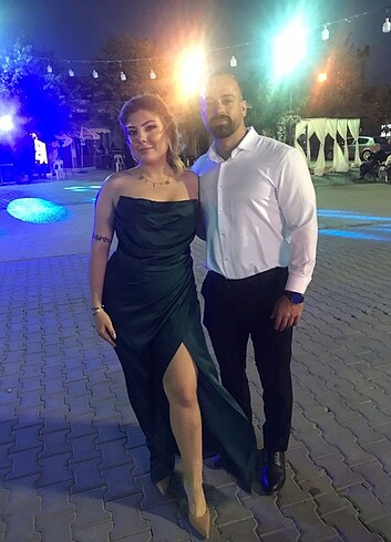 Yeşil saten yırtmaçlı elbise 