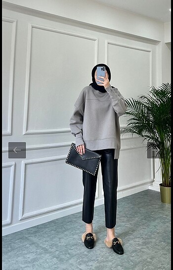 Dilvin model sweatshirt