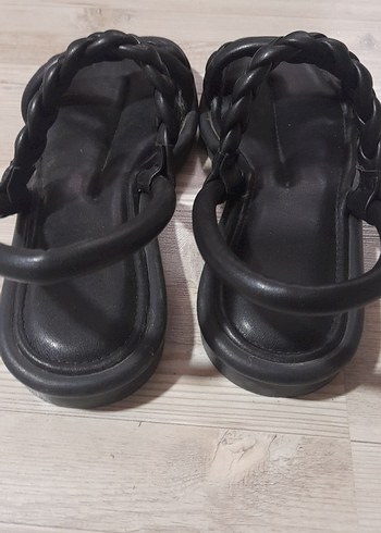 38 Beden Siyah Örgülü Tokalı Kadın Sandalet