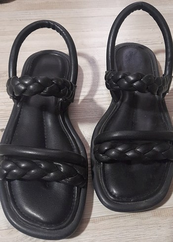 Siyah Örgülü Tokalı Kadın Sandalet