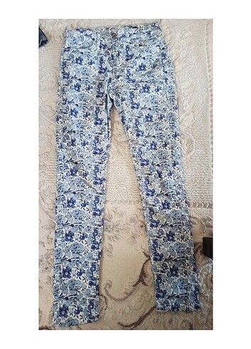 Çiçek desenli pantolon 