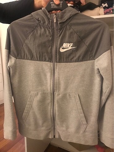 Çok iyi durumda temiz nike sweatshirt orjinaldir