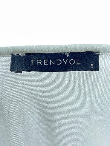 s Beden beyaz Renk Trendyol & Milla Bluz %70 İndirimli.