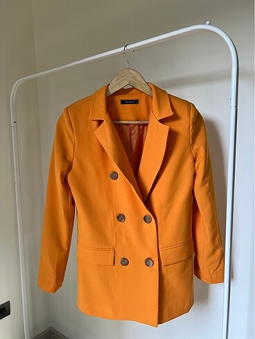 Turuncu Düğmeli ve Cep Detaylı Blazer Ceket