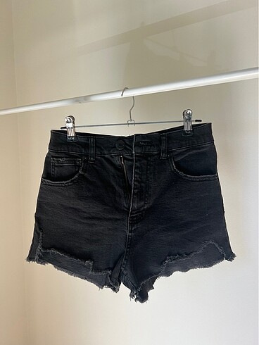 Pull&Bear Yırtık Paça Detaylı Siyah Jean Şort