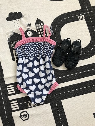 Zara Soobe mayo ve Zara sandalet kombin