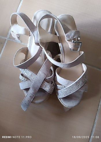 Gri Süet Dolgu Topuklu Kadın Sandalet