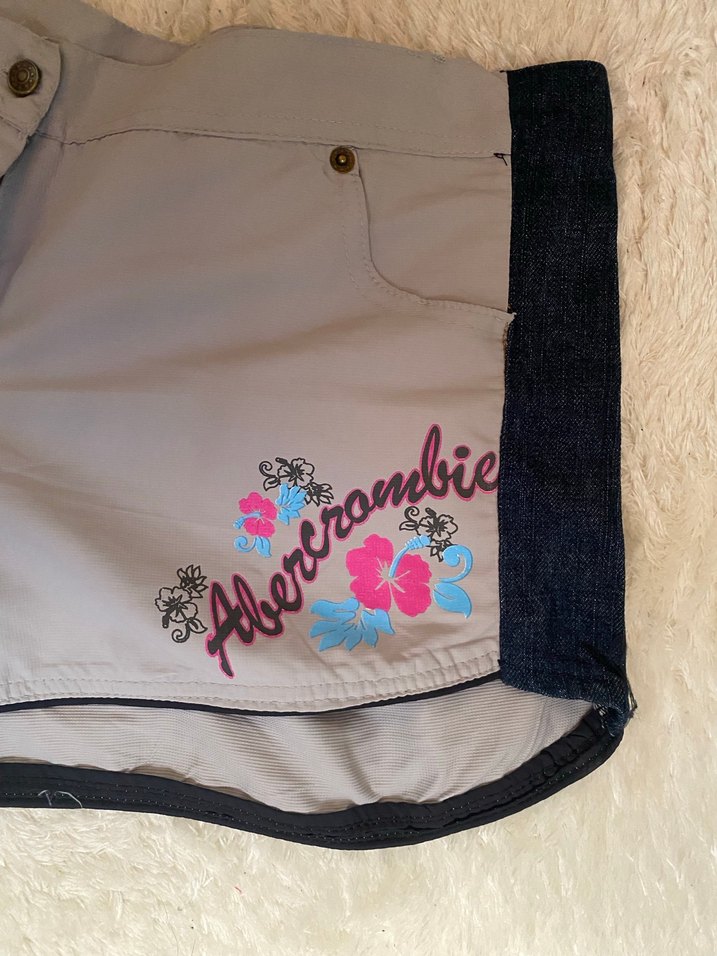 Gri Desenli Düğmeli Mini Şort - Görsel 3