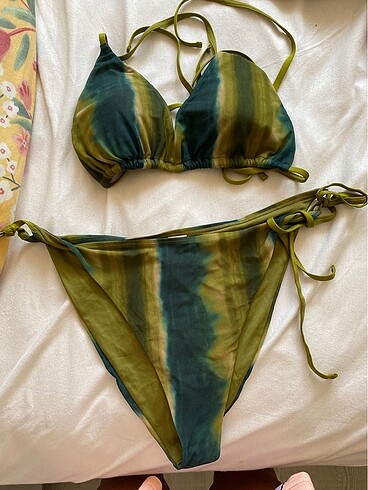 Yeşil bikini takımı