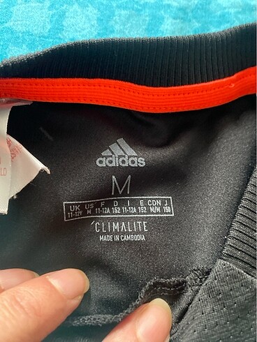 11-12 Yaş Beden kırmızı Renk Adidas ve Nike 11/12yaş formalar
