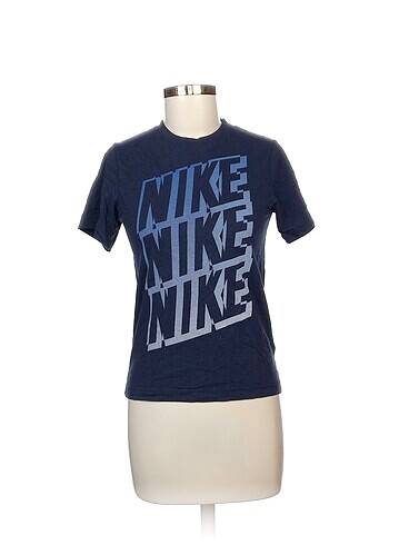 Nike T-shirt %70 İndirimli.