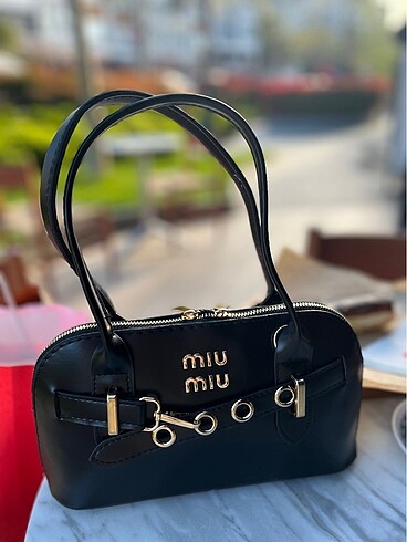 Mat siyah miumiu kol çantası çapraz çanta