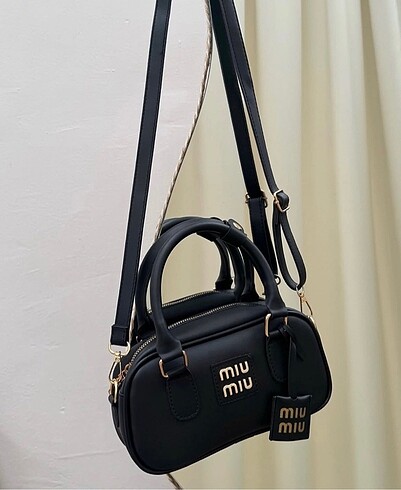 Siyah etiket model çanta