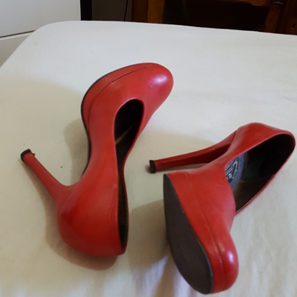 kırmızı ayakkabı