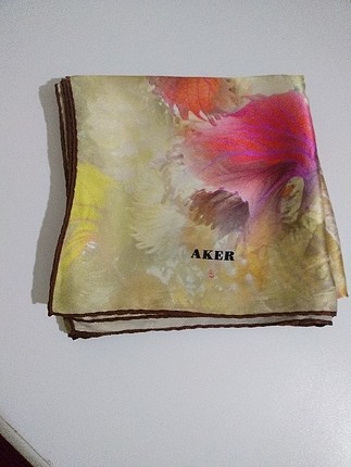 Aker eşarp