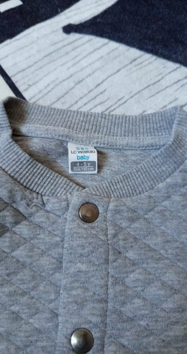 Gri Erkek Çocuk Düğmeli Süveter - Görsel 2