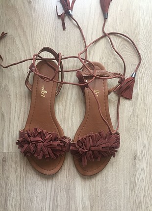 Bordo renk püsküllü sandalet