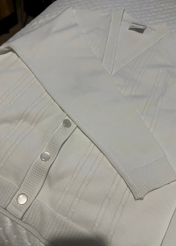 Düğmeli Beyaz  Hırka - Görsel 3