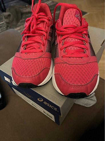 Asics spor ayakkabı salında bir kez giyildi, yeniden farksız