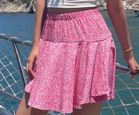 Cicekli pembe sort etek