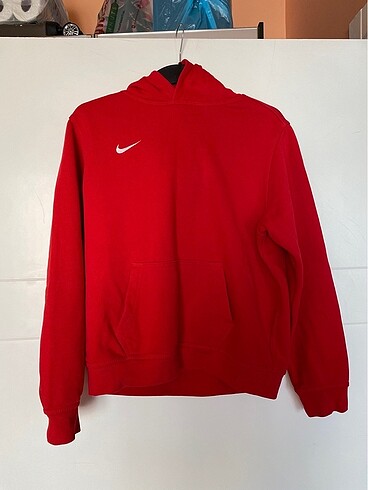 Kırmızı nike sweatshirt ve nike kırmızı yağmurluk