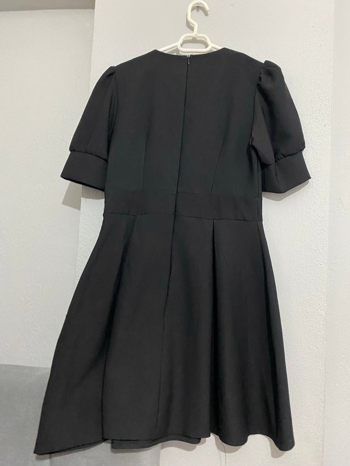 Kısa Kollu V Yaka Siyah Midi Elbise - Görsel 2